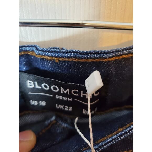 BloomChic Medium Wash Capri Jeans, NWT, Size 18 - Picture 5 of 6